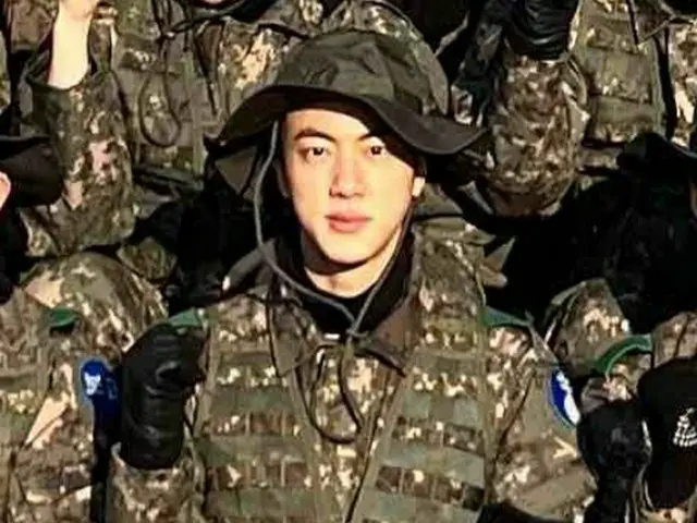 「BTS（防弾少年団）」JIN、顔が半分に…行軍を終えて「凛々しくパシャリ」（画像提供:wowkorea）