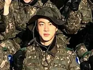 「BTS（防弾少年団）」JIN、顔が半分に…行軍を終えて「凛々しくパシャリ」