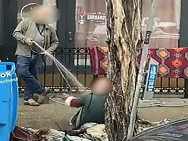 ホームレス女性の顔に容赦なく「水鉄砲」（画像提供:wowkorea）
