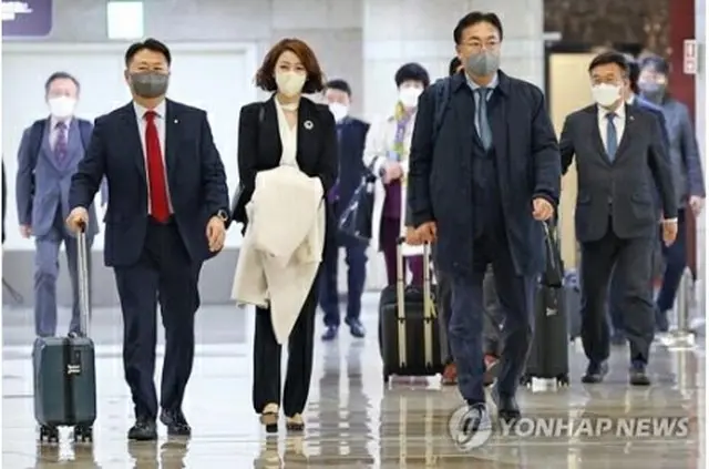 日本に向け金浦国際空港を出発する韓日議連の鄭鎮碩会長（手前右）と与党「国民の力」の裵賢鎮（ペ・ヒョンジン）議員（同中央）＝12日、ソウル（聯合ニュース）