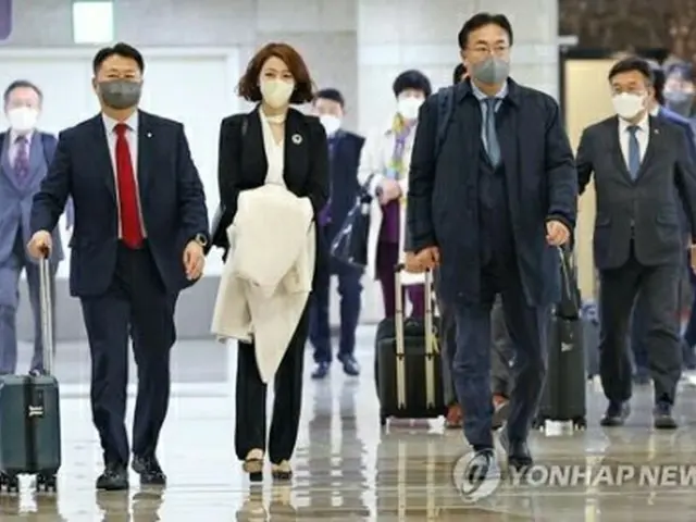 日本に向け金浦国際空港を出発する韓日議連の鄭鎮碩会長（手前右）と与党「国民の力」の裵賢鎮（ペ・ヒョンジン）議員（同中央）＝12日、ソウル（聯合ニュース）