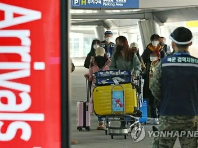 仁川空港到着後、ＰＣＲ検査センターに移動する中国からの入国者（資料写真）＝（聯合ニュース）