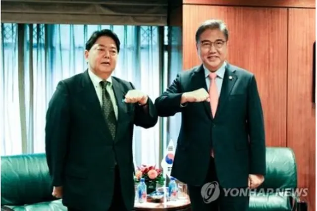2022年9月19日、米ニューヨークで会談した韓国の朴振外交部長官（右）と林芳正外相（写真共同取材団提供）＝（聯合ニュース）≪転載・転用禁止≫