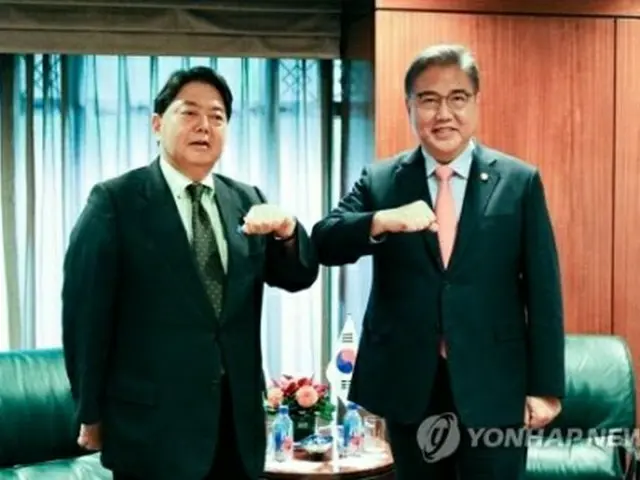 2022年9月19日、米ニューヨークで会談した韓国の朴振外交部長官（右）と林芳正外相（写真共同取材団提供）＝（聯合ニュース）≪転載・転用禁止≫