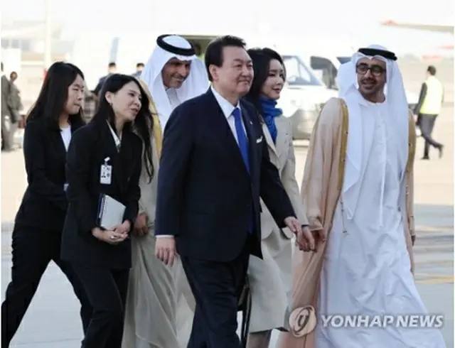 アブダビの空港に到着した尹錫悦（ユン・ソクヨル）大統領夫妻（中央）＝１４日、アブダビ（聯合ニュース）
