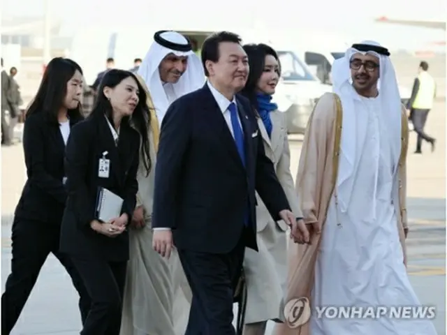 アブダビの空港に到着した尹錫悦（ユン・ソクヨル）大統領夫妻（中央）＝１４日、アブダビ（聯合ニュース）