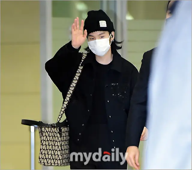 手を振ってあいさつをするSUGA。（画像提供:wowkorea）