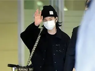 「BTS」SUGA、ファンにあいさつする帰国写真シャッターチャンスは1回…J-HOPE、RMの空港での対応は？