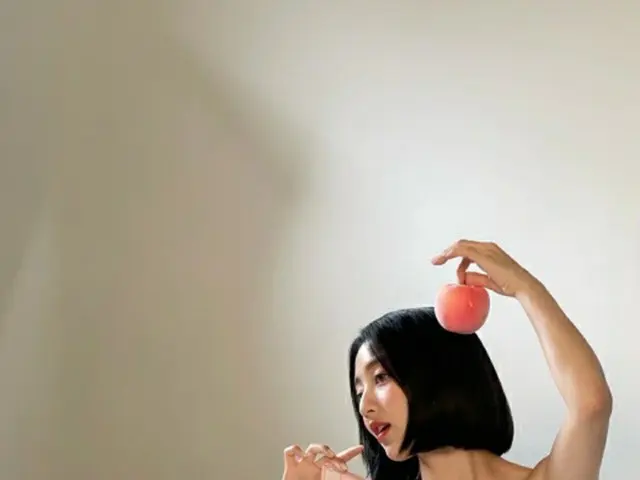 「TWICE」ジヒョ、果敢に見せた肩のライン…昨日より今日もっと深まった哀愁ただよう美しさ（画像提供:wowkorea）