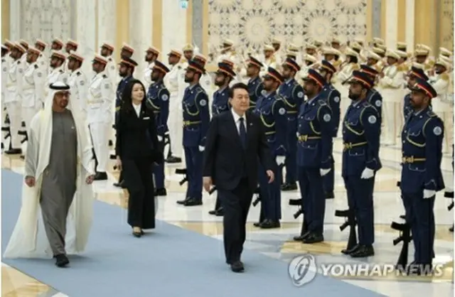 アラブ首長国連邦（ＵＡＥ）を国賓訪問している韓国の尹錫悦（ユン・ソクヨル）大統領（中央）が１５日、首都アブダビの大統領官邸での公式歓迎式で儀仗隊による栄誉礼を受けている＝（聯合ニュース）