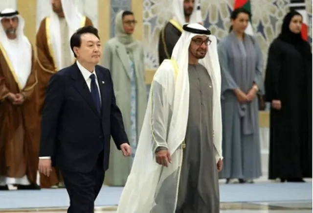 韓国の尹錫悦（ユン・ソクヨル）大統領（左）とＵＡＥのムハンマド大統領＝１５日、アブダビ（聯合ニュース）