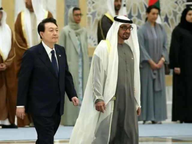 韓国の尹錫悦（ユン・ソクヨル）大統領（左）とＵＡＥのムハンマド大統領＝１５日、アブダビ（聯合ニュース）