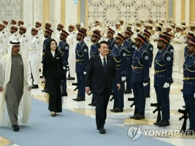 アラブ首長国連邦（ＵＡＥ）を国賓訪問している韓国の尹錫悦（ユン・ソクヨル）大統領（中央）が１５日、首都アブダビの大統領官邸での公式歓迎式で儀仗隊による栄誉礼を受けている＝（聯合ニュース）