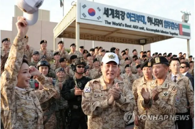 UAEに派遣されている韓国軍の「アーク部隊」を訪れた尹大統領＝15日、アブダビ（聯合ニュース）