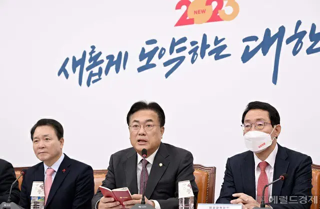 韓国与党“国民の力”のチョン・ジンソク（鄭鎮碩）非常対策委員長（中央）（画像提供:wowkorea）
