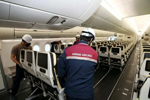 アシアナ航空の職員たちが、改造していた貨物機に座席を再び設置している様子（画像提供:wowkorea）