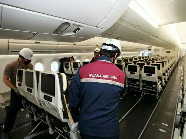アシアナ航空の職員たちが、改造していた貨物機に座席を再び設置している様子（画像提供:wowkorea）