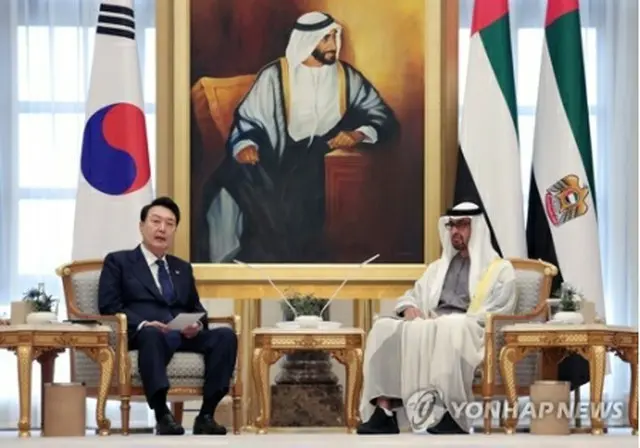 UAEの首都アブダビで首脳会談を行う尹大統領（左）とムハンマド大統領＝15日、アブダビ（聯合ニュース）
