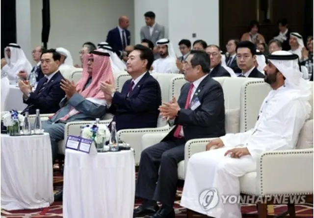 UAEでビジネスフォーラムに出席した尹大統領（右から3人目）＝（聯合ニュース）