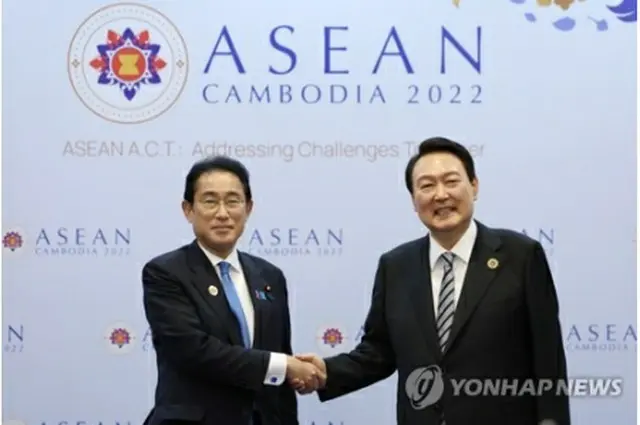 尹大統領（右）と岸田首相は昨年11月、カンボジア・プノンペンで会談した（資料写真）＝（聯合ニュース）