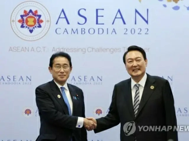 尹大統領（右）と岸田首相は昨年11月、カンボジア・プノンペンで会談した（資料写真）＝（聯合ニュース）