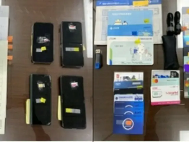 押収された通帳やクレジットカード（ソウル東部地検提供）＝（聯合ニュース）≪転載・転用禁止≫