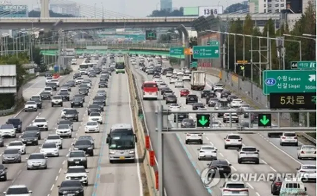 昨年の中秋節連休中の高速道路（資料写真）＝（聯合ニュース）