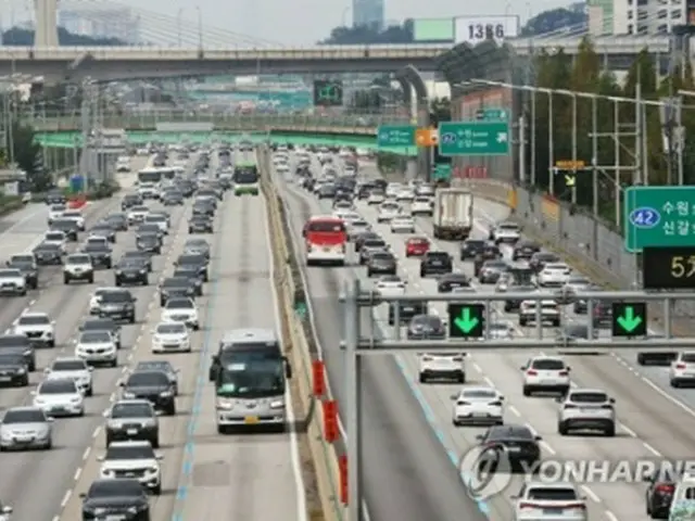 昨年の中秋節連休中の高速道路（資料写真）＝（聯合ニュース）