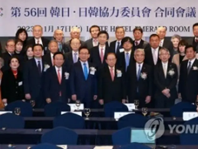 記念撮影に臨む総会の出席者ら＝１７日、ソウル（聯合ニュース）