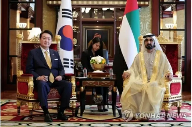 会談する尹大統領（左）とムハンマド氏＝１７日、ドバイ（聯合ニュース）