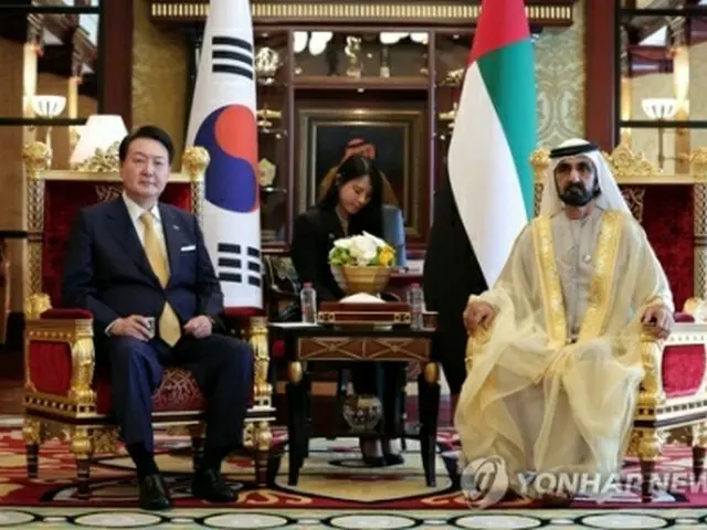 会談する尹大統領（左）とムハンマド氏＝１７日、ドバイ（聯合ニュース）