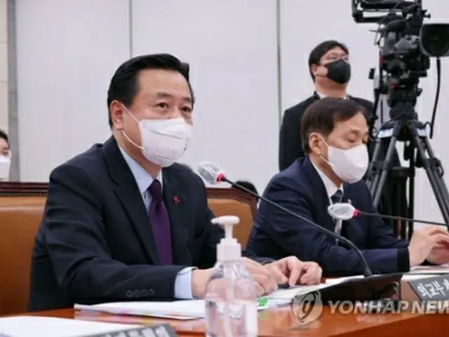 国会外交統一委員会で答弁する趙賢東氏（左）＝１７日、ソウル（聯合ニュース）