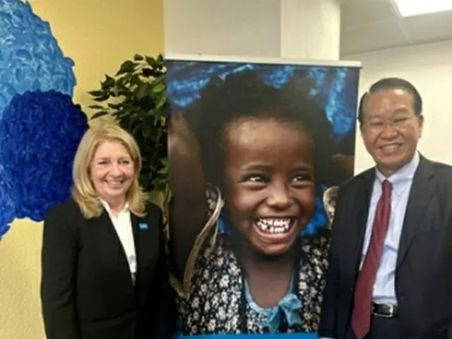 ユニセフのラッセル事務局長（左）と会談した権寧世長官（統一部提供）＝（聯合ニュース）≪転載・転用禁止≫