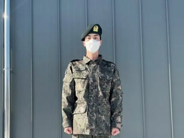 「BTS（防弾少年団）」JIN、すでに助教のオーラ漂う軍服ショット…「楽しく生活している」直々に伝えた近況（画像提供:wowkorea）