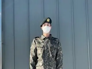 「BTS（防弾少年団）」JIN、すでに助教のオーラ漂う軍服ショット…「楽しく生活している」直々に伝えた近況
