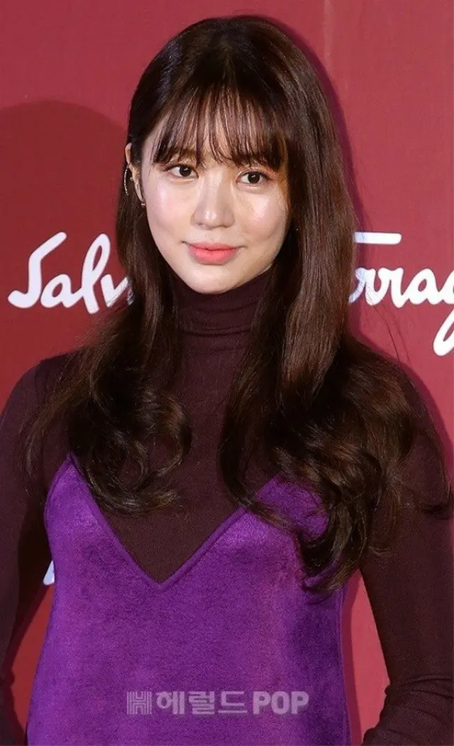 女優ユン・ウネが一部のネットユーザーから一線を越えた嘲弄を受け、苦しんでいる（画像提供:wowkorea）