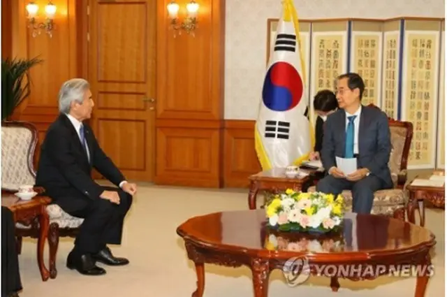 韓首相（右）と日韓協力委員会の中曽根会長代行（国務総理室提供）＝（聯合ニュース）≪転載・転用禁止≫
