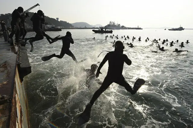 韓国海軍の特殊戦線団“海難救助隊”が、深海潜水士たちの「酷寒期耐寒訓練」を実施している様子（画像提供:wowkorea）