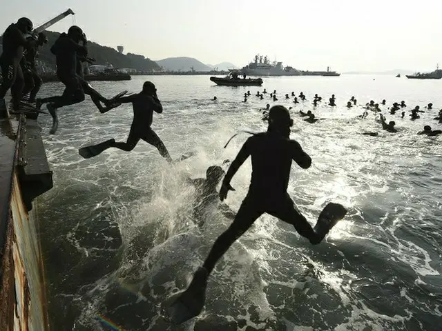 韓国海軍の特殊戦線団“海難救助隊”が、深海潜水士たちの「酷寒期耐寒訓練」を実施している様子（画像提供:wowkorea）