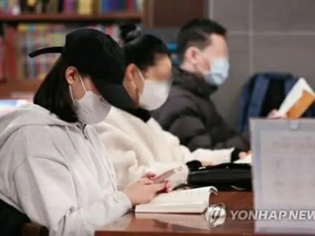 韓国政府が新型コロナウイルス対策として導入している屋内でのマスク着用義務が３０日にも解除される見通しであることが分かった=（聯合ニュース）