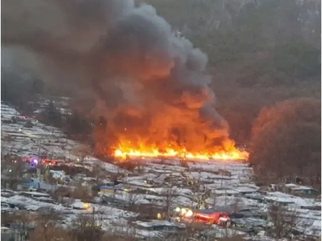 江南区の九竜村で火災が発生した（読者提供）＝（聯合ニュース）≪転載・転用禁止≫