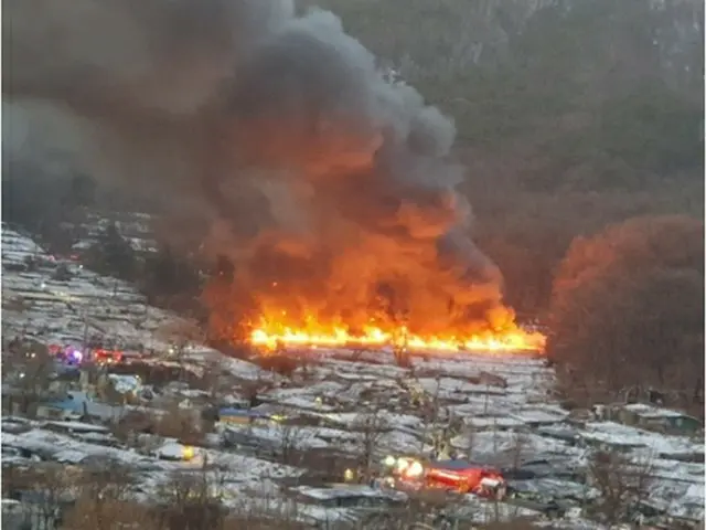 江南区の九竜村で火災が発生した（読者提供）＝（聯合ニュース）≪転載・転用禁止≫