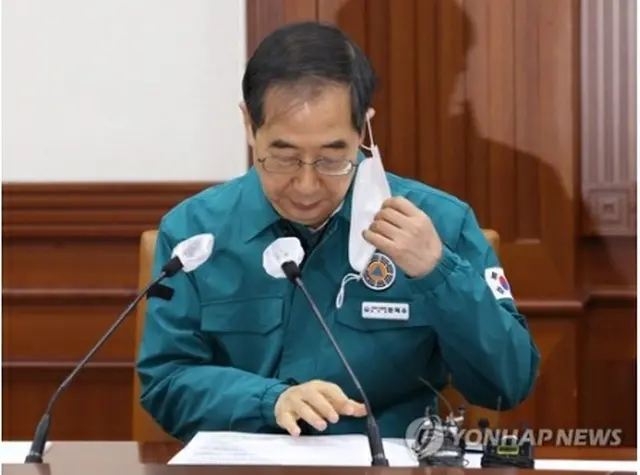 中央災難安全対策本部の会議でマスクを外す韓氏＝２０日、ソウル（聯合ニュース）