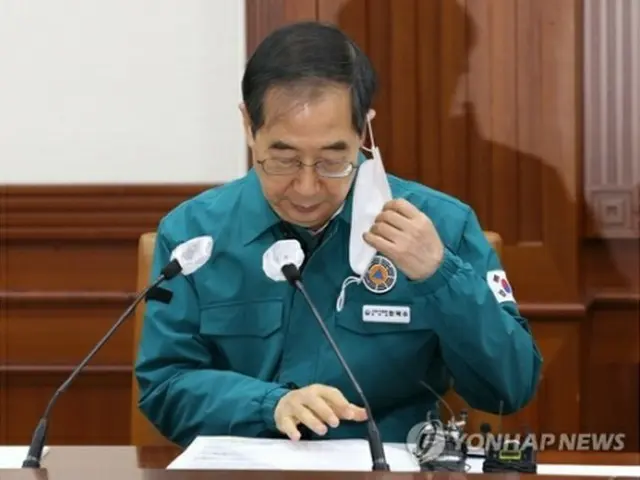 中央災難安全対策本部の会議でマスクを外す韓氏＝２０日、ソウル（聯合ニュース）