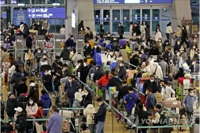 多くの利用客で混雑する仁川国際空港の出発ロビー（資料写真）＝（聯合ニュース）
