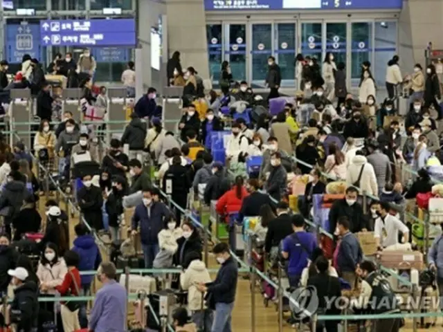 多くの利用客で混雑する仁川国際空港の出発ロビー（資料写真）＝（聯合ニュース）