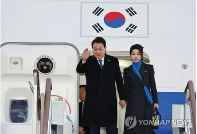 ソウル空港に到着した尹大統領夫妻＝２１日、ソウル（聯合ニュース）