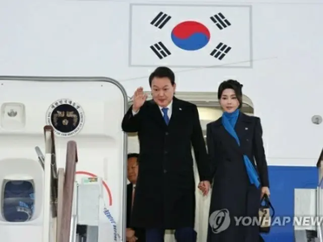 ソウル空港に到着した尹大統領夫妻＝２１日、ソウル（聯合ニュース）