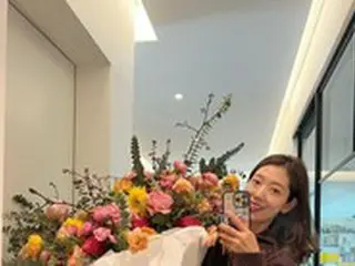 “チェ・テジュンと昨年結婚”女優パク・シネ、体より大きな花束を持って「幸せな旧正月の連休を」