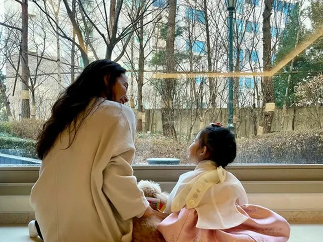 女優チェ・ジウが娘と一緒に正月の挨拶を伝えた（画像提供:wowkorea）